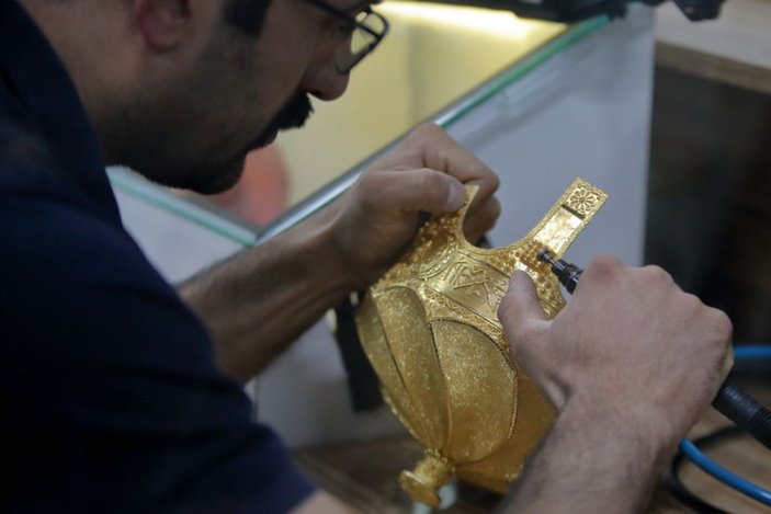 Sultan Alparslan'ın miğferinin kopyası üç kilogram altın kullanılarak yapıldı