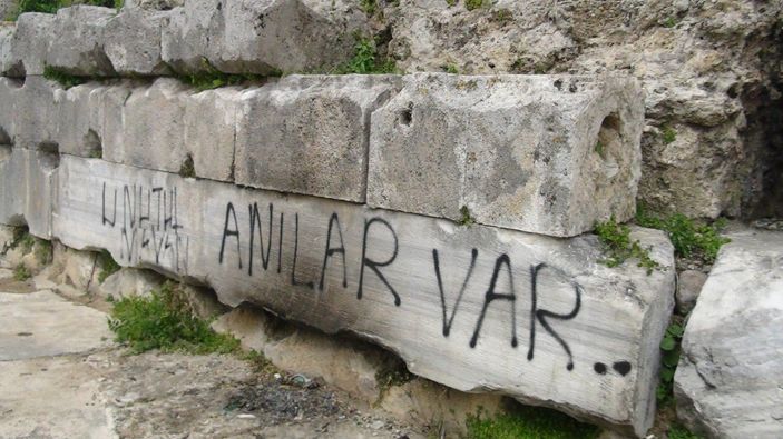 Roma Dönemi'nde inşa edilen tarihi köprüye yazılanlar pes dedirtti