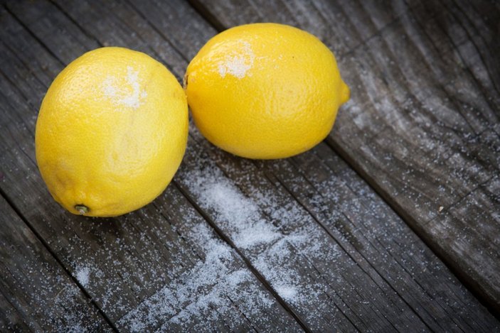 Limonu saça sürmenin 6 mucizevi etkisi
