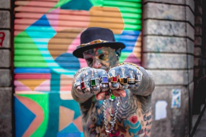 Brezilya'da vücudu dövmelerle kaplı sanatçı dikkat çekiyor