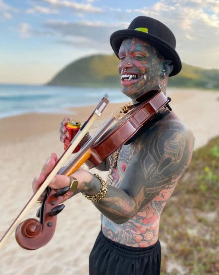 Brezilya'da vücudu dövmelerle kaplı sanatçı dikkat çekiyor