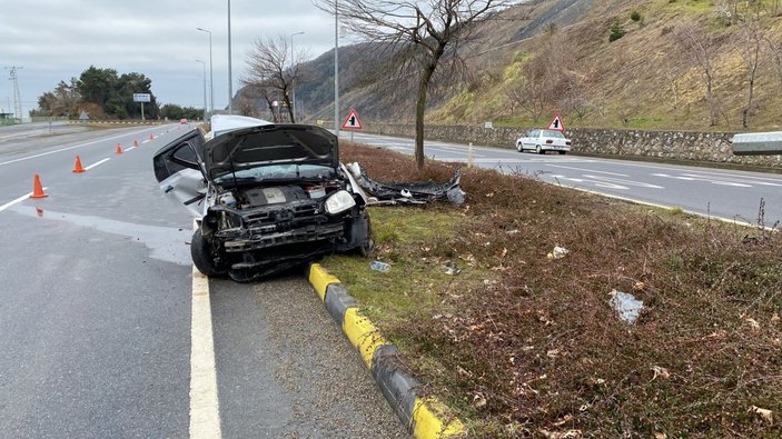 Zonguldak'ta direğe çarpan otomobil ikiye katlandı