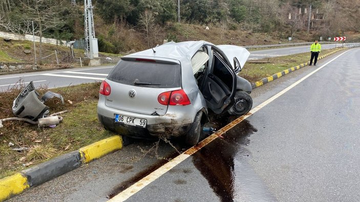 Zonguldak'ta direğe çarpan otomobil ikiye katlandı