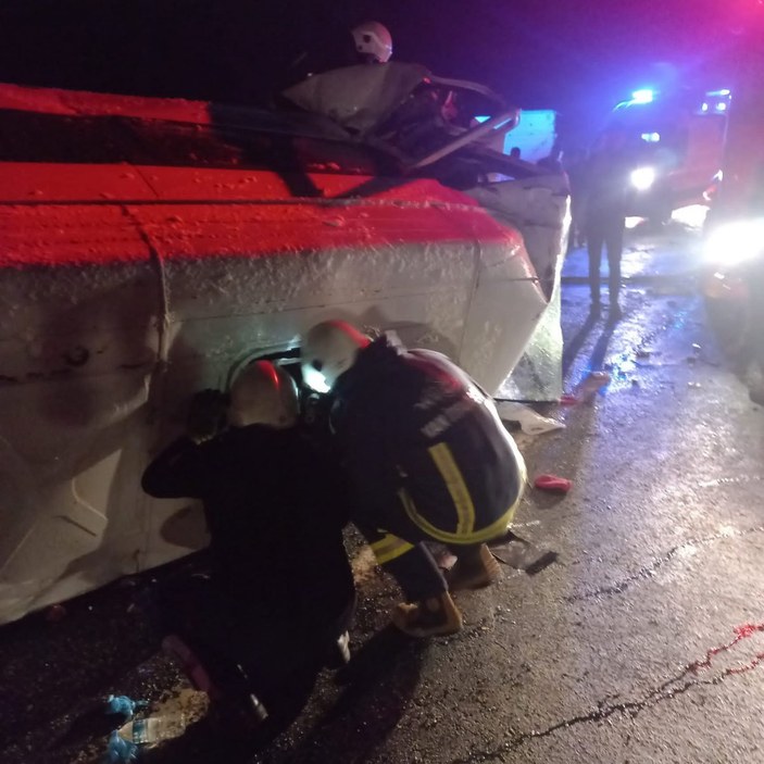 Van'da otomobil minibüs ile çarpıştı: 15 yaralı