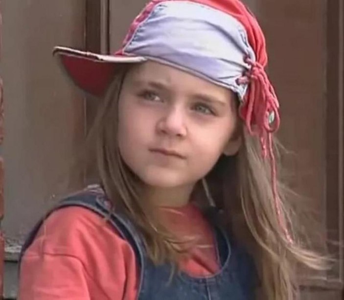 Can Ayşecik'in minik yıldızı Ecem Kanun'u gören dilini ısırıyor! Güzelliği küçüklükten belliydi...