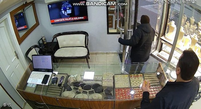 Bursa'da kuyumcuyu soyan hırsız kameralara takıldı
