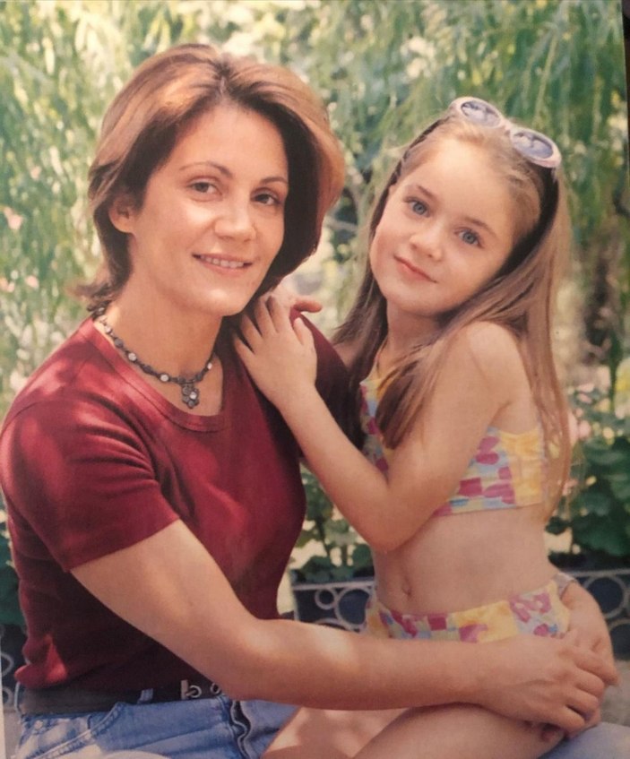 Can Ayşecik'in minik yıldızı Ecem Kanun'u gören dilini ısırıyor! Güzelliği küçüklükten belliydi...