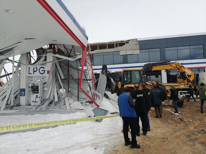 Ağrı'da çatısı çöken istasyondan 5 kişi son anda kurtuldu