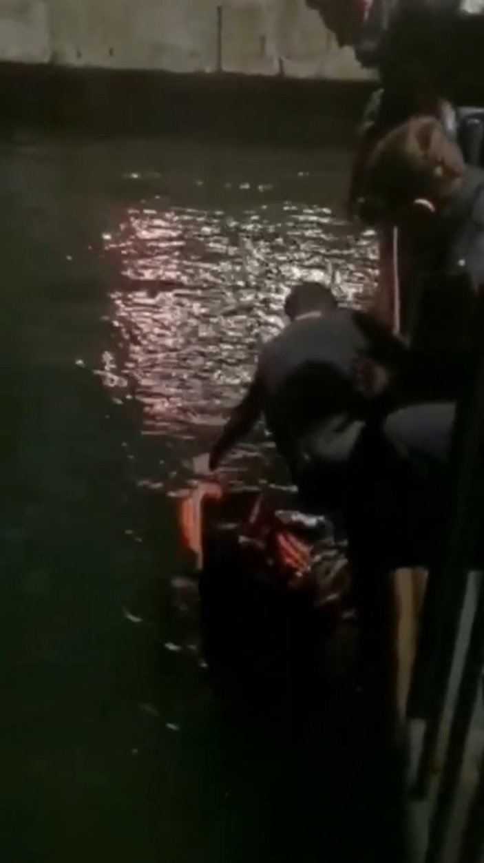 İstanbul'da denize atlayan adamı, bekçi kurtardı