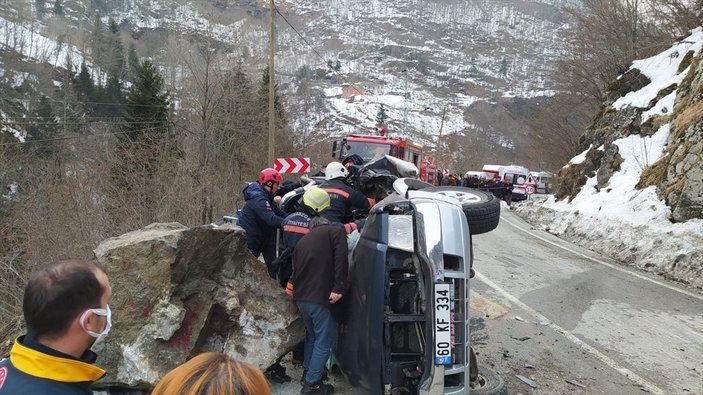 Trabzon'da kamyonetin üzerine kaya düştü: 4 ölü