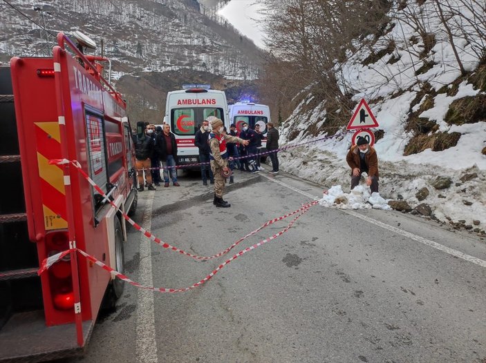 Trabzon'da kamyonetin üzerine kaya düştü: 4 ölü