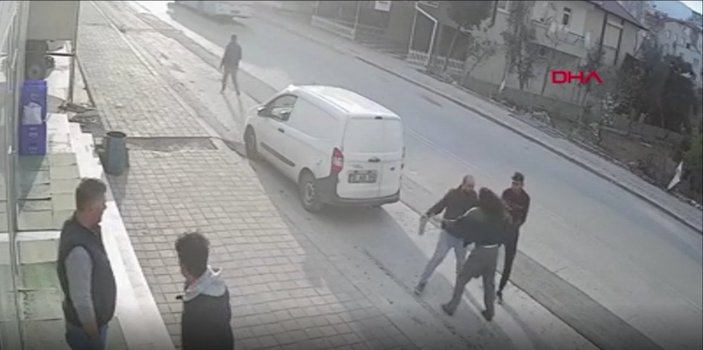 Antalya’da eşini tokatladı, kaldırım taşı ve sandalye fırlattı