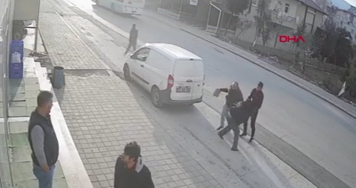 Antalya’da eşini tokatladı, kaldırım taşı ve sandalye fırlattı