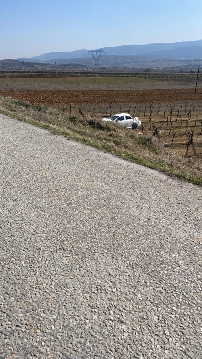 Manisa'da bağa uçan araçta 2 'si ağır 5 yaralı