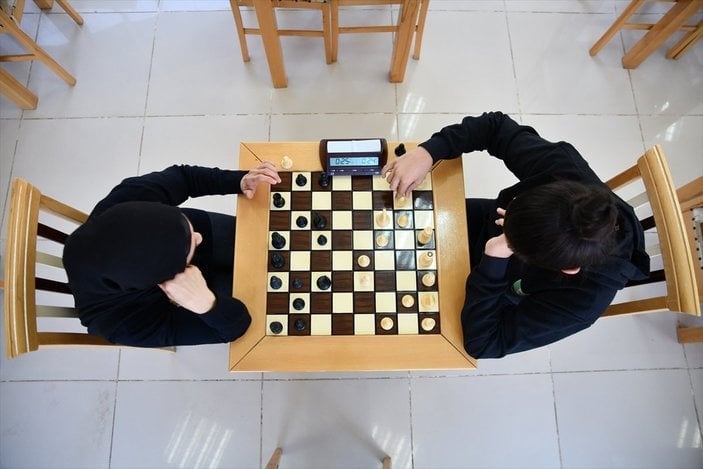 Dikkat eksikliğini satrançla yenen Gaziantepli genç, 47 madalya kazandı