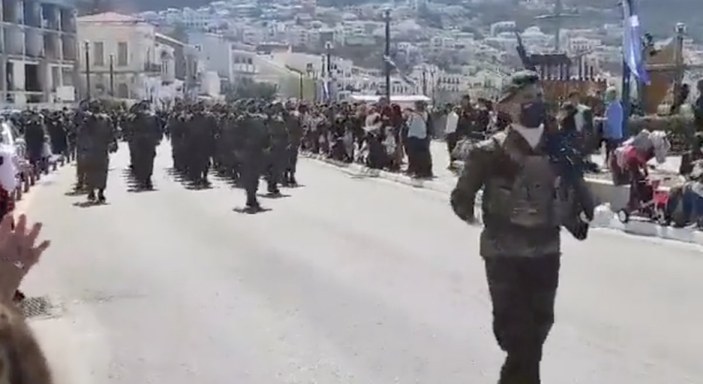 Yunanistan, Sisam Adası'nda askeri geçit töreni düzenledi
