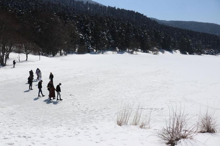 Gölcük Tabiat Parkı’na tatilci akını