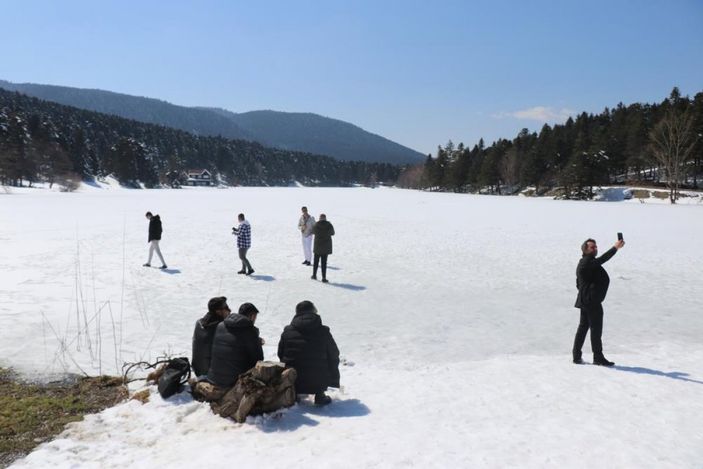 Gölcük Tabiat Parkı’na tatilci akını