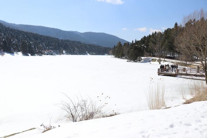 Gölcük Tabiat Parkı’na tatilci akını