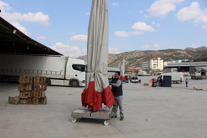 Amasya'da şemsiyesini rüzgara kaptırmayan esnaf