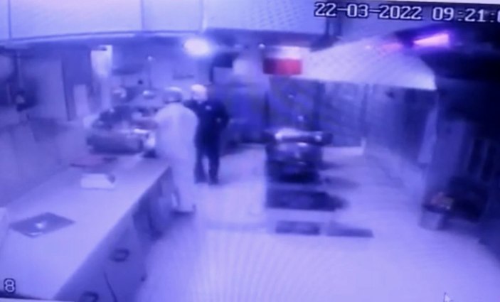 Taksim’deki muhallebicide dehşet anları: Bıçakladı, darbetti