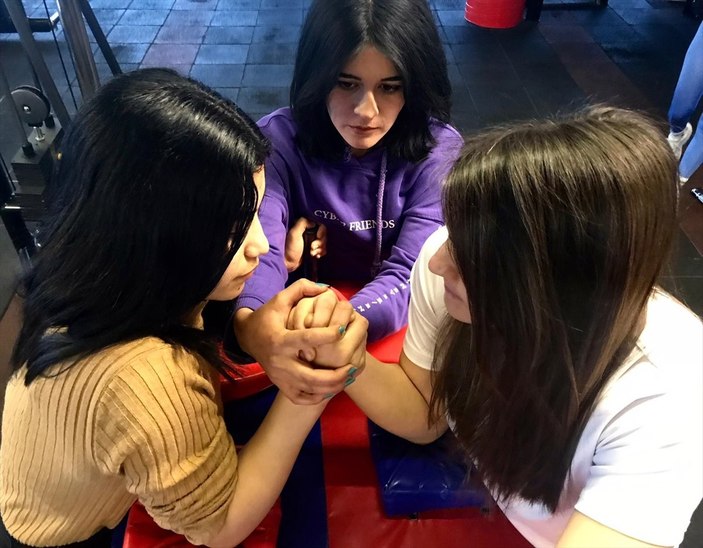 Mersin'de genç bilek güreşçiler milli forma için ter döküyor