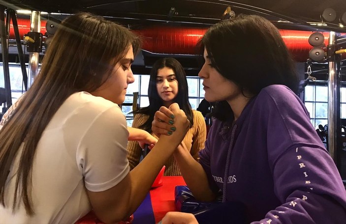 Mersin'de genç bilek güreşçiler milli forma için ter döküyor