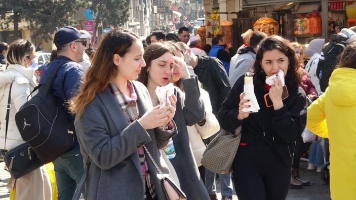 Güneşi gören İstiklal Caddesi'ne akın etti