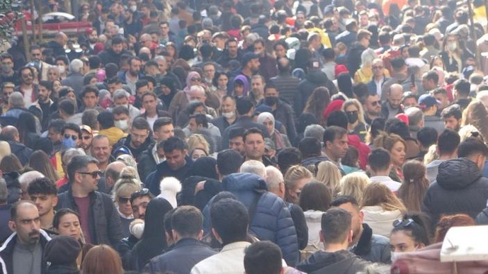 Güneşi gören İstiklal Caddesi'ne akın etti