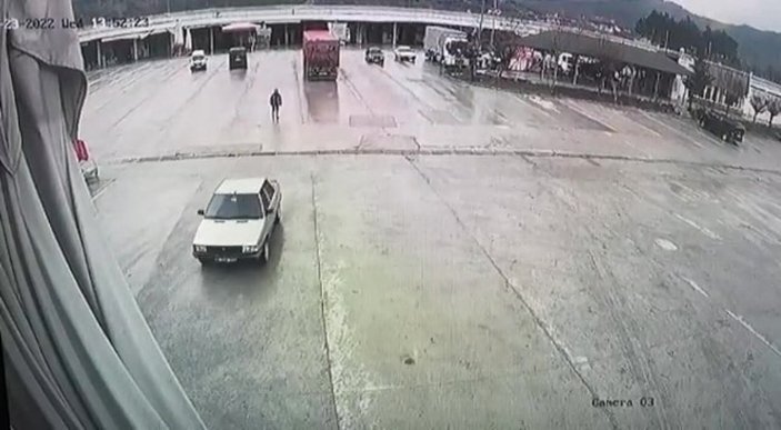 Amasya'da el freni çekilmeyen araçtan film sahnesi görüntüleri