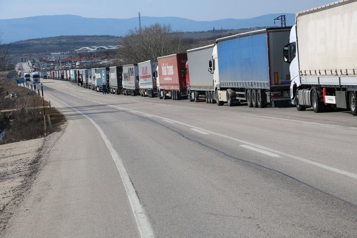 Edirne'de kuyruğa giren tır şoförlerinin tuvalet sorunu