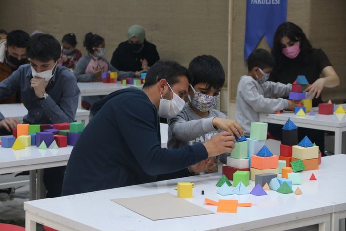 Diyarbakır'da 'çocuk üniversitesi'nde geleceğin üniversite öğrencileri yetiştiriliyor