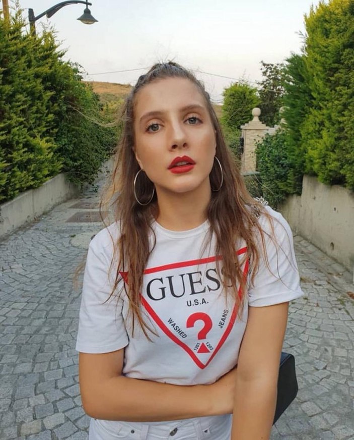 Selena'nın Nazlı'sı büyüdü, güzelleşti ve süper minisiyle ağızları açık bıraktı! Frikik vermek üzere...
