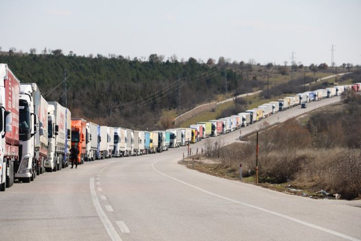 Edirne'de kuyruğa giren tır şoförlerinin tuvalet sorunu