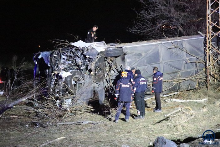 Erzincan'da yolcu otobüsü devrildi: 2 ölü 32 yaralı