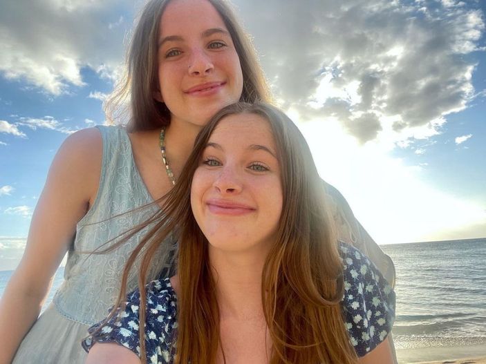 Friends dizisindeki Ross ve Rachel’ın kızı Emma, kocaman oldu! Meğer ikizi de varmış...