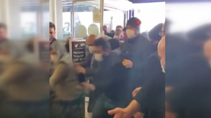 i Ankara'da indirimi duyan vatandaşlar mağazaya akın etti