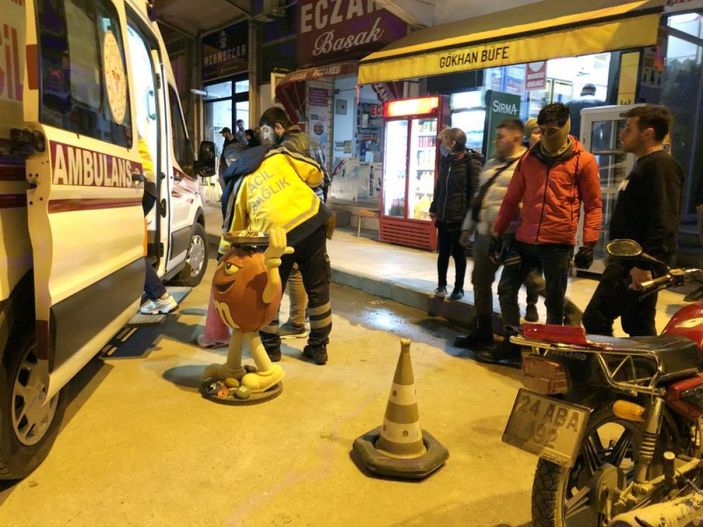 Sinop'ta motorkuryeye çarpan kamyonet sürücüsü kaçtı