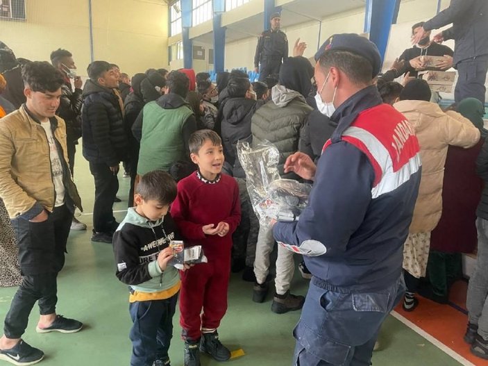 İzmir açıklarında 666 düzensiz göçmen yakalandı
