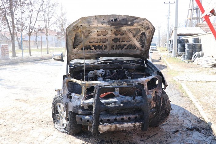 Eskişehir’de 2 hırdavat dükkanı ile 6 araç ateşe verildi