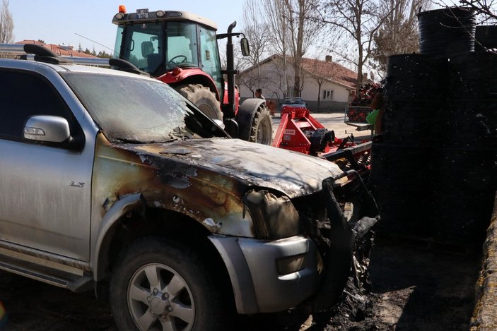 Eskişehir’de 2 hırdavat dükkanı ile 6 araç ateşe verildi