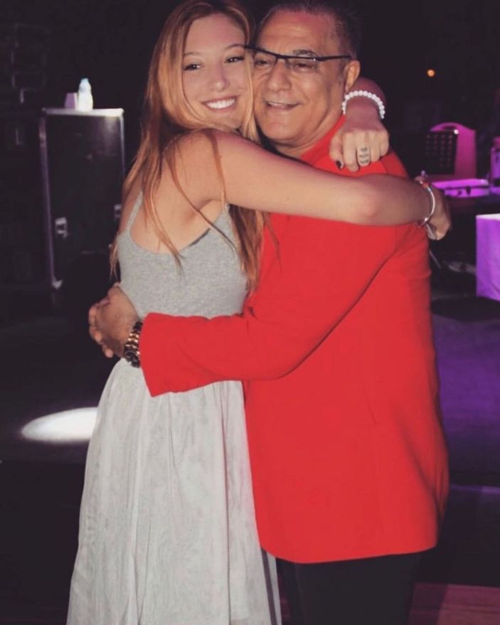 Yasmin Erbil vücudunu saran göğüs dekolteli minicik elbisesiyle ortalığı yıktı! Bir bakan gözlerini alamıyor