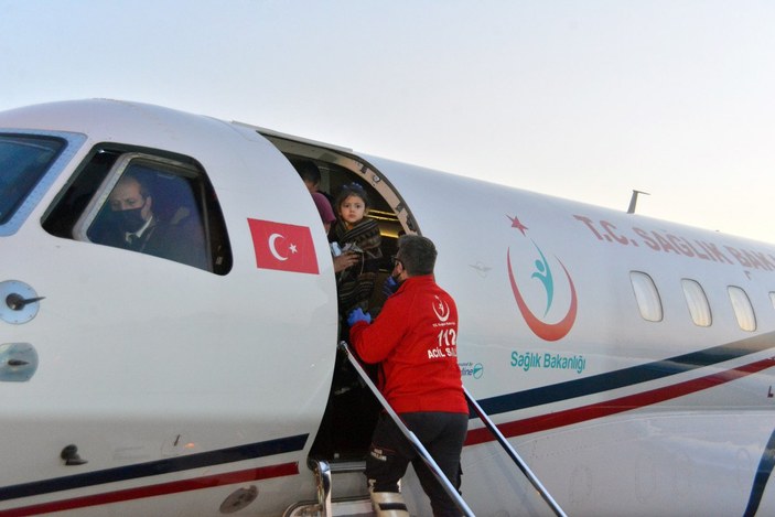 Kars'ta rahatsızlanan minik Asya, ambulans uçakla geldiği Adana'da tedavi edildi