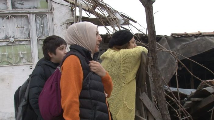 Ataşehir'de kullanılmayan 2 katlı evin çatısı çöktü