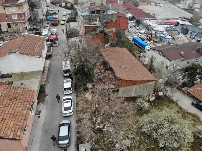 Ataşehir'de kullanılmayan 2 katlı evin çatısı çöktü
