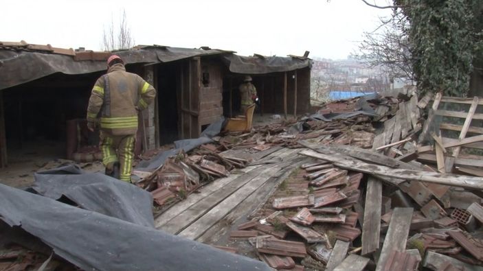 Ataşehir'de kullanılmayan 2 katlı evin çatısı çöktü