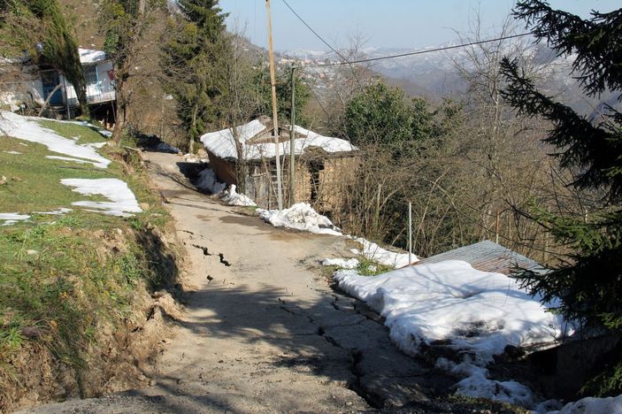 Giresun’da heyelan: Evler yıkıldı, yollar zarar gördü