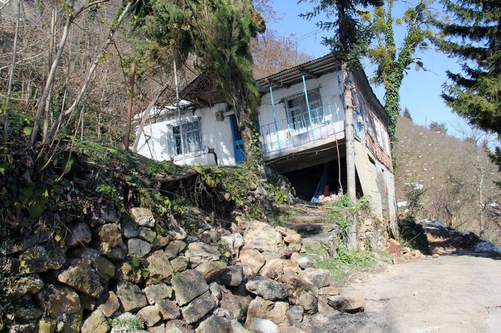 Giresun’da heyelan: Evler yıkıldı, yollar zarar gördü