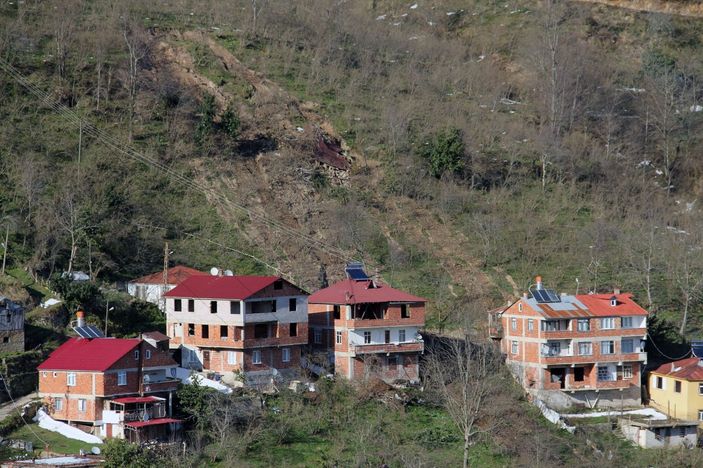 Giresun’da heyelan: Evler yıkıldı, yollar zarar gördü