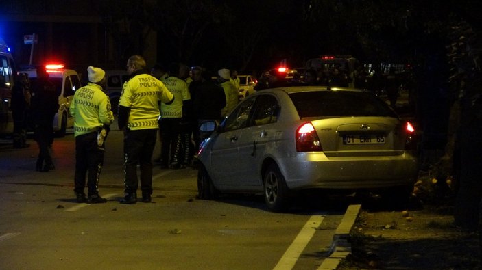 Adana'da refüjde turunç toplayan kadınlara otomobil çarptı: 3 ölü